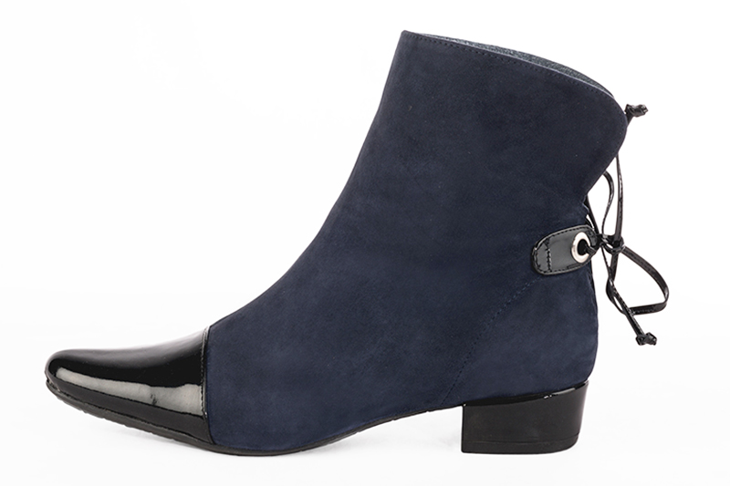 Women's gloss black and navy blue elegant ankle boots, with laces at the back. Round toe. Low block heels - Profile view
